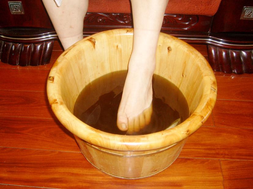 痛风发作时可以用热水洗脚吗？